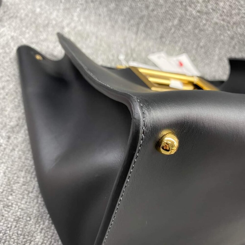 100% Authentic Fendi Leather Shoulder Bag - Picture 4 of 12